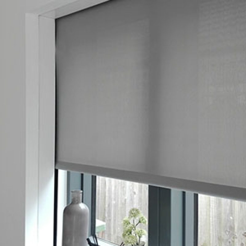 Concealed roller blind with side channels